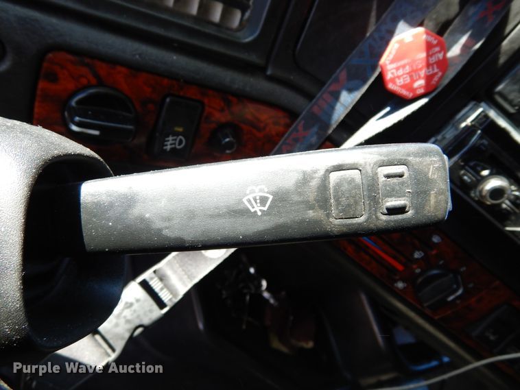 image for item DK0323 1999 Volvo VN Series  semi truck