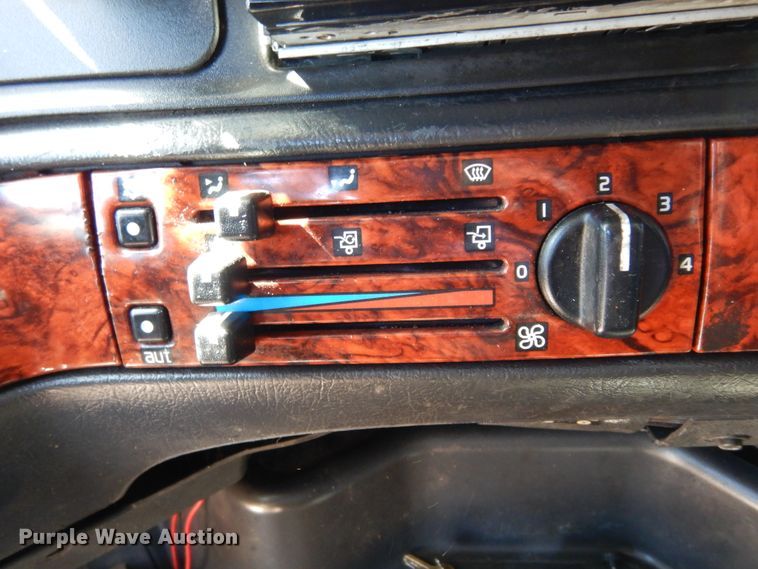 image for item DK0323 1999 Volvo VN Series  semi truck