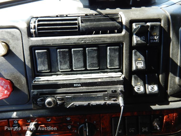 image for item DK0323 1999 Volvo VN Series  semi truck