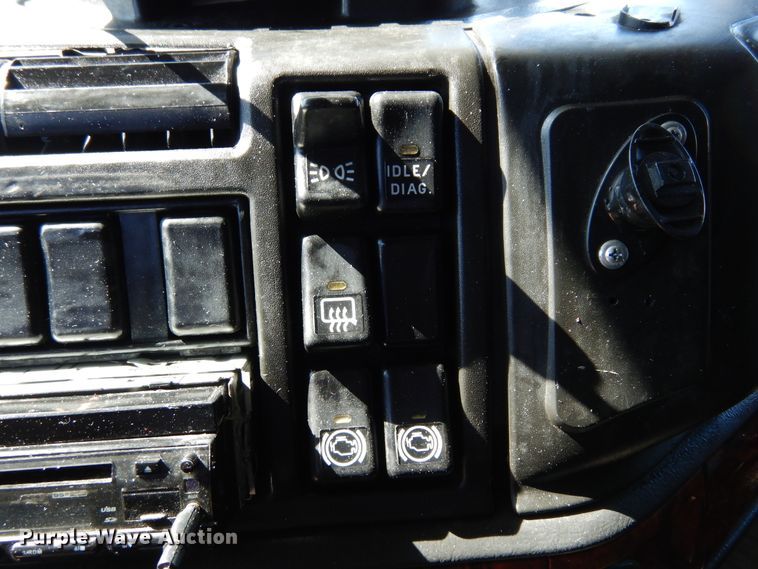 image for item DK0323 1999 Volvo VN Series  semi truck