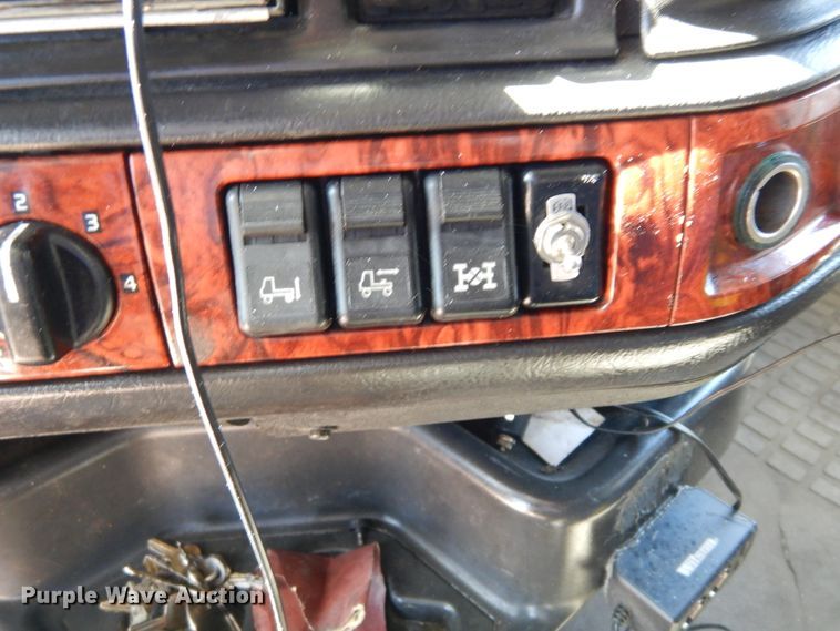 image for item DK0323 1999 Volvo VN Series  semi truck