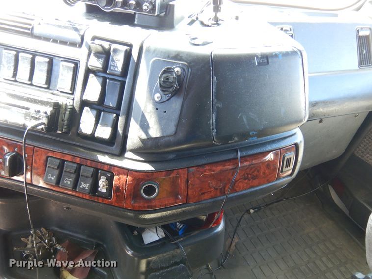 image for item DK0323 1999 Volvo VN Series  semi truck