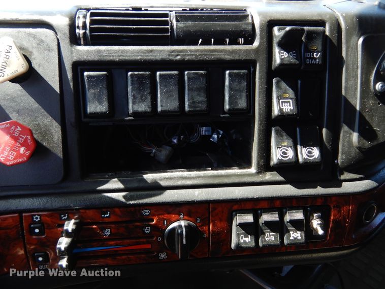 image for item DK0323 1999 Volvo VN Series  semi truck