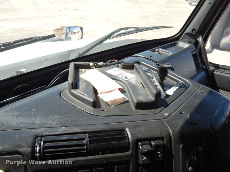 image for item DK0323 1999 Volvo VN Series  semi truck