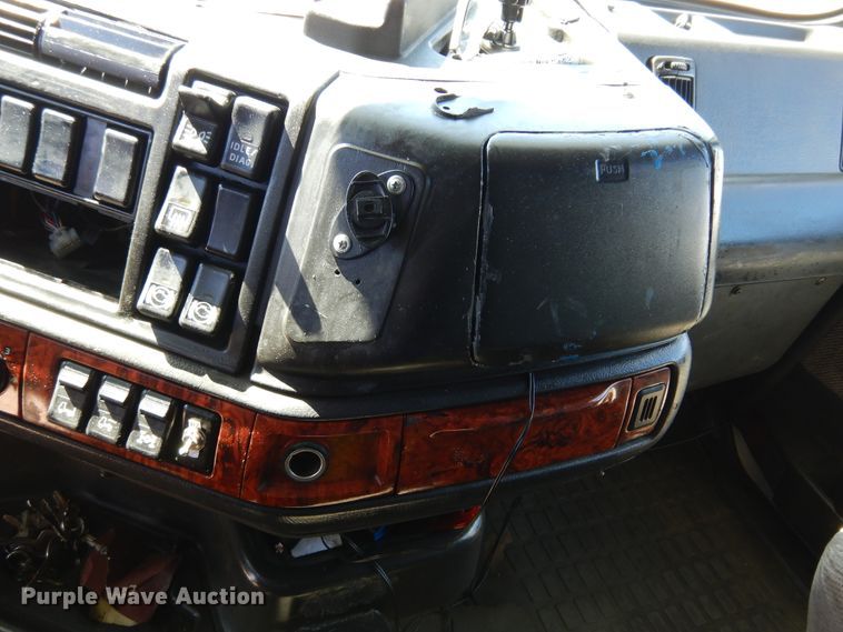 image for item DK0323 1999 Volvo VN Series  semi truck