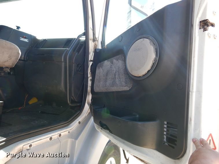 image for item DK0323 1999 Volvo VN Series  semi truck