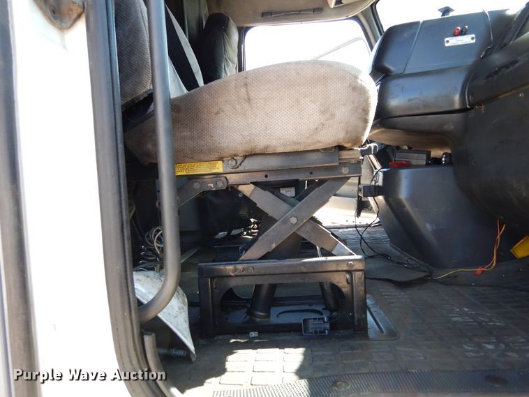 image for item DK0323 1999 Volvo VN Series  semi truck