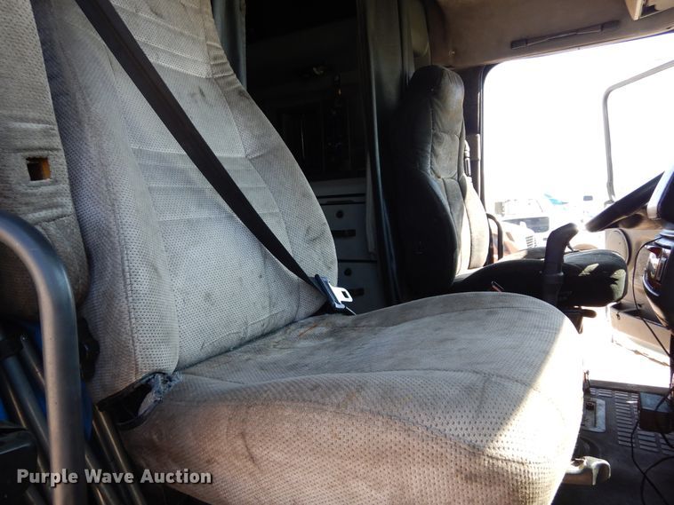 image for item DK0323 1999 Volvo VN Series  semi truck