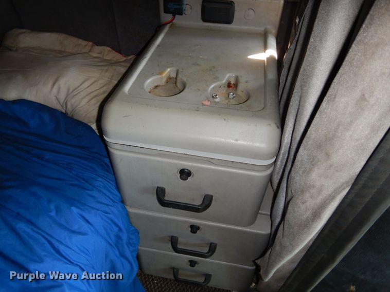 image for item DK0323 1999 Volvo VN Series  semi truck