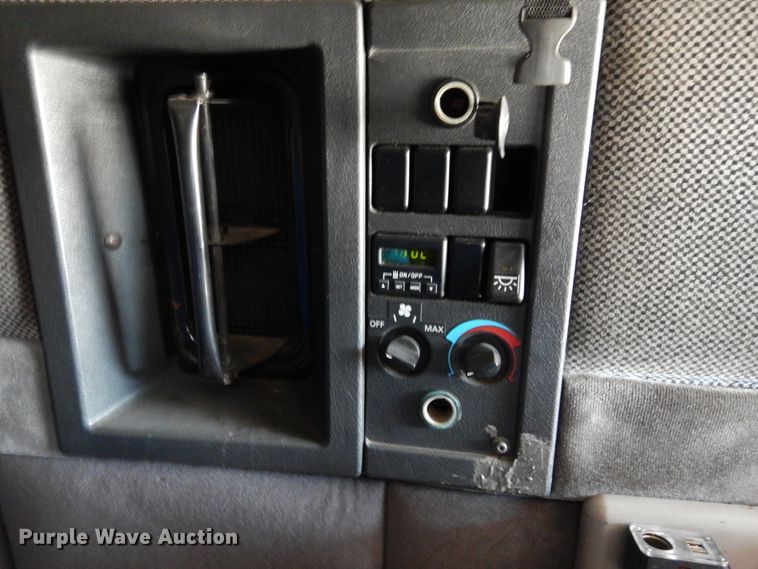 image for item DK0323 1999 Volvo VN Series  semi truck