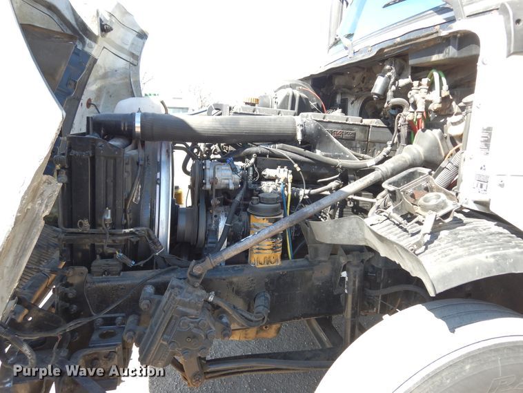 image for item DK0323 1999 Volvo VN Series  semi truck