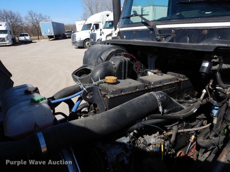 image for item DK0323 1999 Volvo VN Series  semi truck