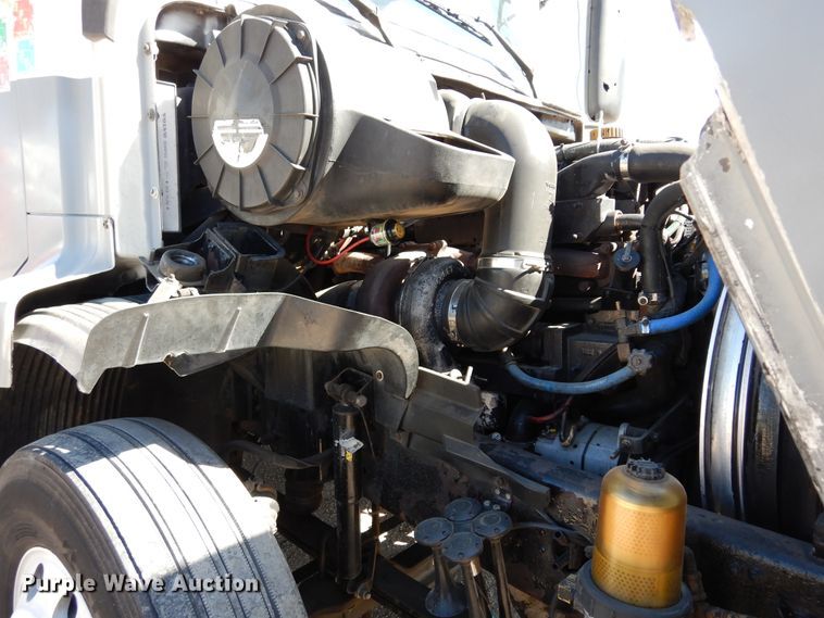 image for item DK0323 1999 Volvo VN Series  semi truck