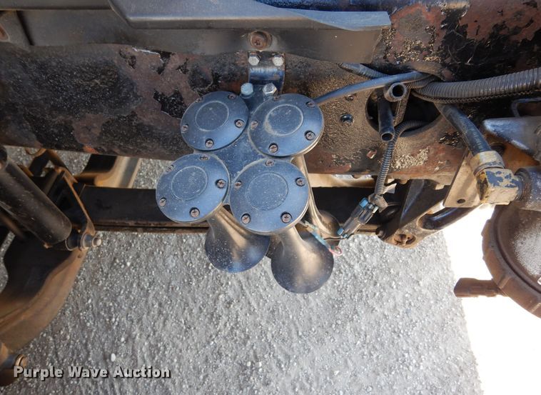 image for item DK0323 1999 Volvo VN Series  semi truck