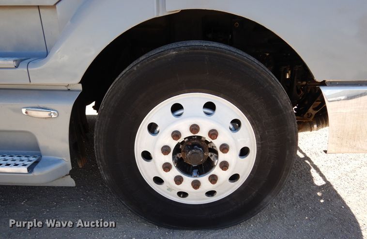 image for item DK0323 1999 Volvo VN Series  semi truck