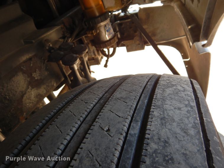 image for item DK0323 1999 Volvo VN Series  semi truck