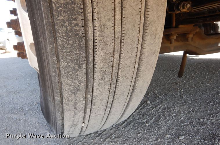 image for item DK0323 1999 Volvo VN Series  semi truck