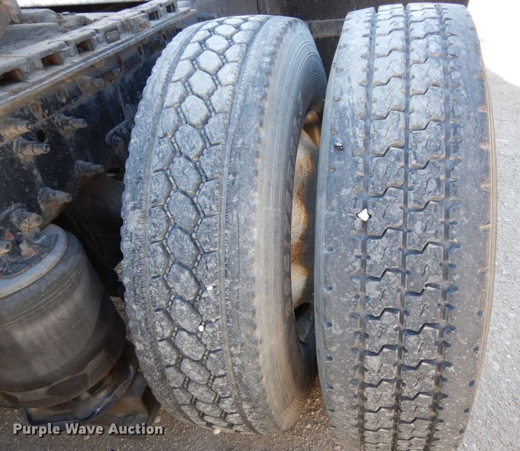 image for item DK0323 1999 Volvo VN Series  semi truck