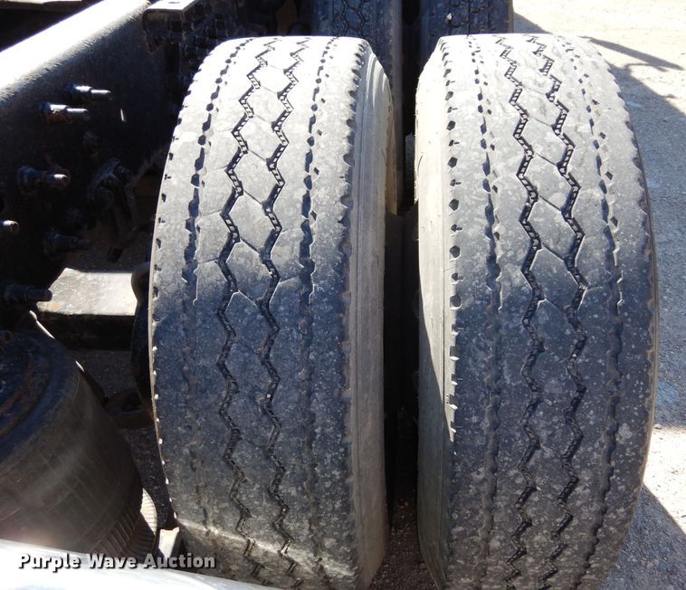 image for item DK0323 1999 Volvo VN Series  semi truck