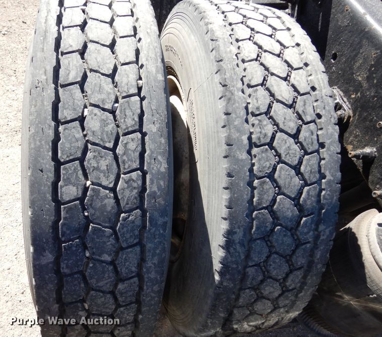 image for item DK0323 1999 Volvo VN Series  semi truck