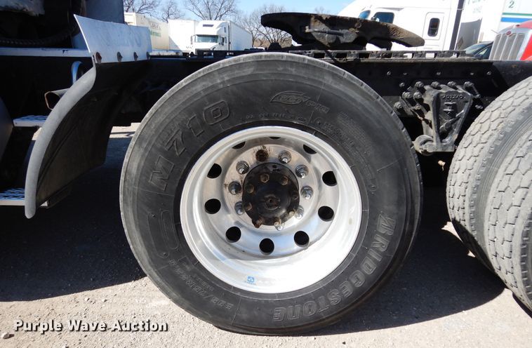 image for item DK0323 1999 Volvo VN Series  semi truck