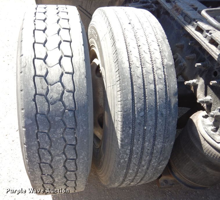 image for item DK0323 1999 Volvo VN Series  semi truck