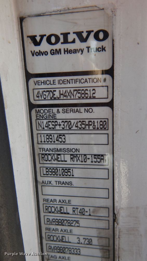 image for item DK0323 1999 Volvo VN Series  semi truck