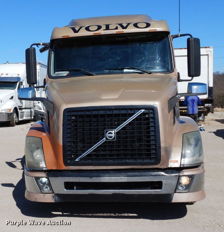 image for item DK0324 2006 Volvo VN Series  semi truck