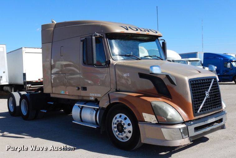 image for item DK0324 2006 Volvo VN Series  semi truck