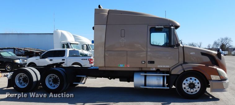 image for item DK0324 2006 Volvo VN Series  semi truck