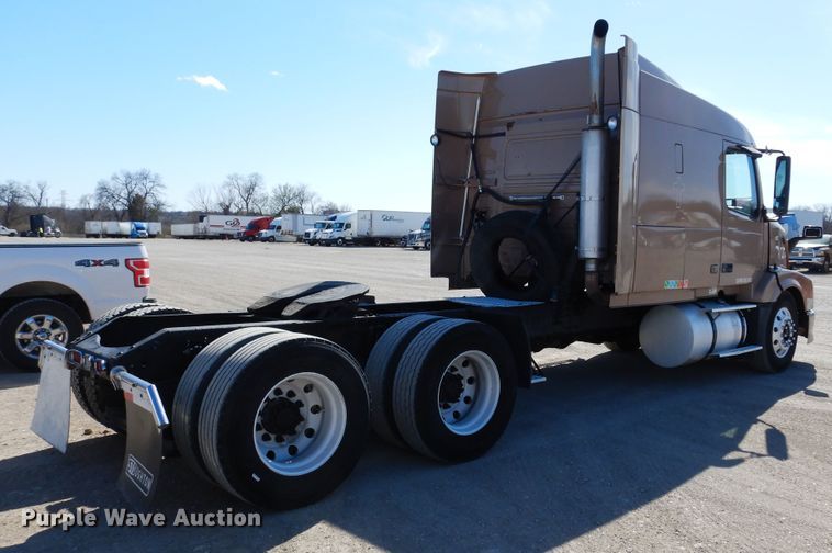 image for item DK0324 2006 Volvo VN Series  semi truck