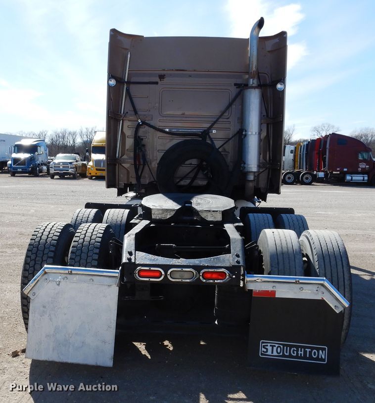 image for item DK0324 2006 Volvo VN Series  semi truck