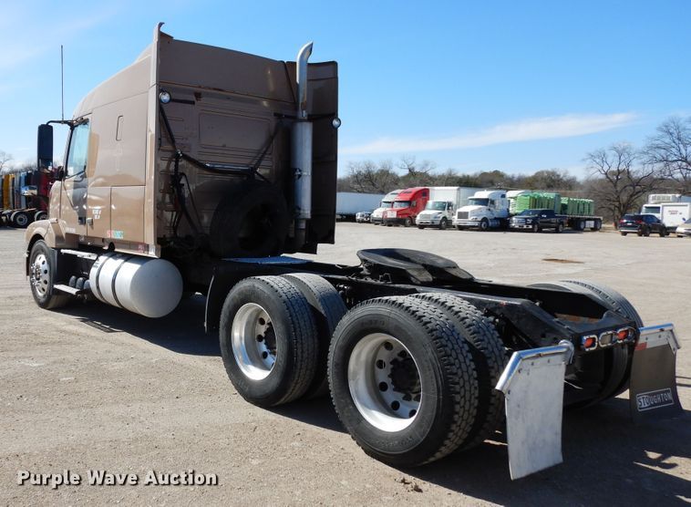 image for item DK0324 2006 Volvo VN Series  semi truck