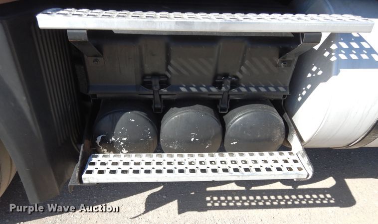 image for item DK0324 2006 Volvo VN Series  semi truck