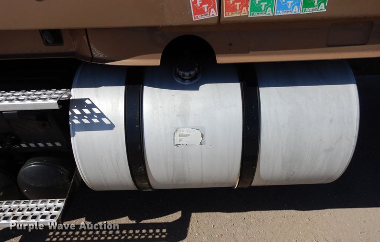 image for item DK0324 2006 Volvo VN Series  semi truck