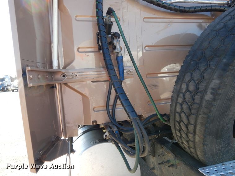 image for item DK0324 2006 Volvo VN Series  semi truck