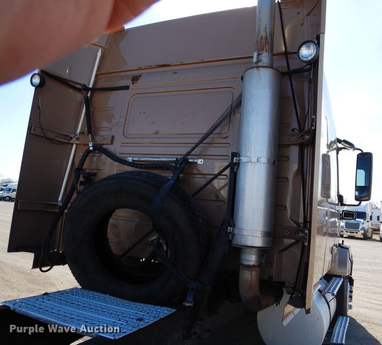 image for item DK0324 2006 Volvo VN Series  semi truck