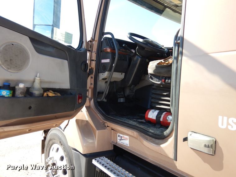 image for item DK0324 2006 Volvo VN Series  semi truck