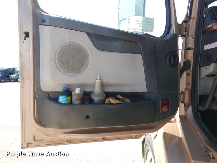 image for item DK0324 2006 Volvo VN Series  semi truck