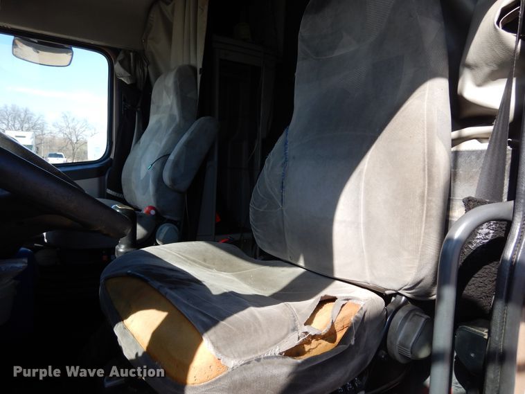 image for item DK0324 2006 Volvo VN Series  semi truck