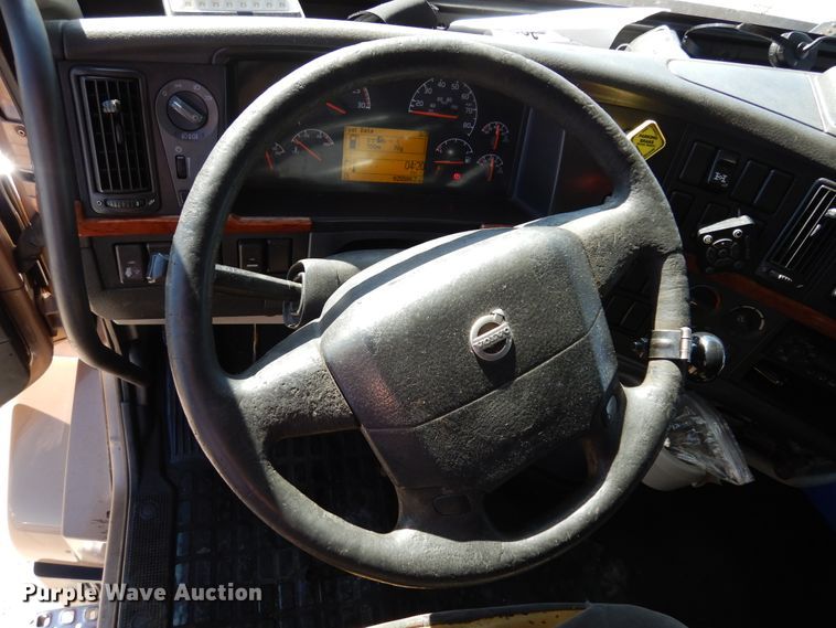 image for item DK0324 2006 Volvo VN Series  semi truck