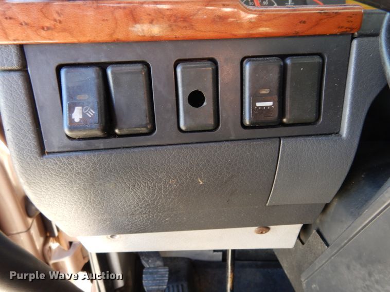 image for item DK0324 2006 Volvo VN Series  semi truck