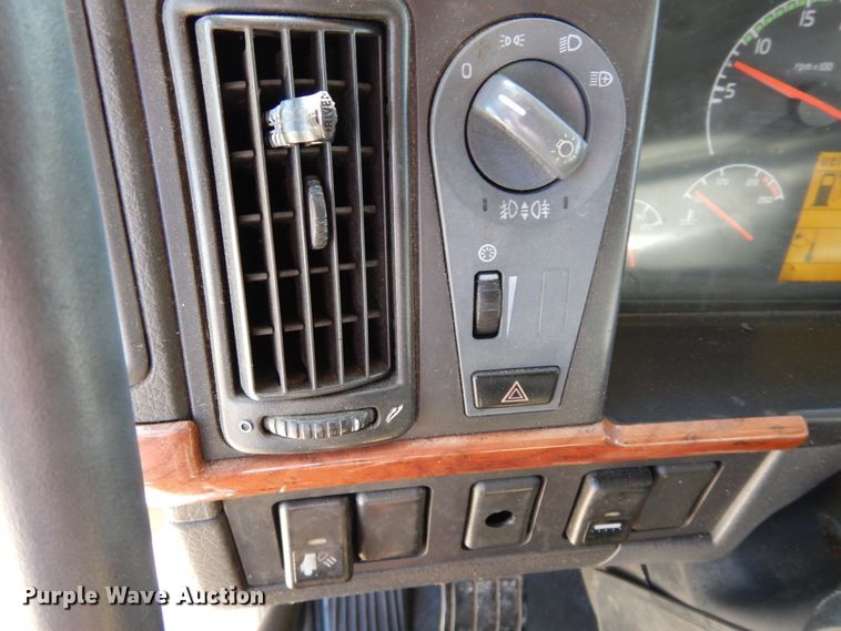 image for item DK0324 2006 Volvo VN Series  semi truck