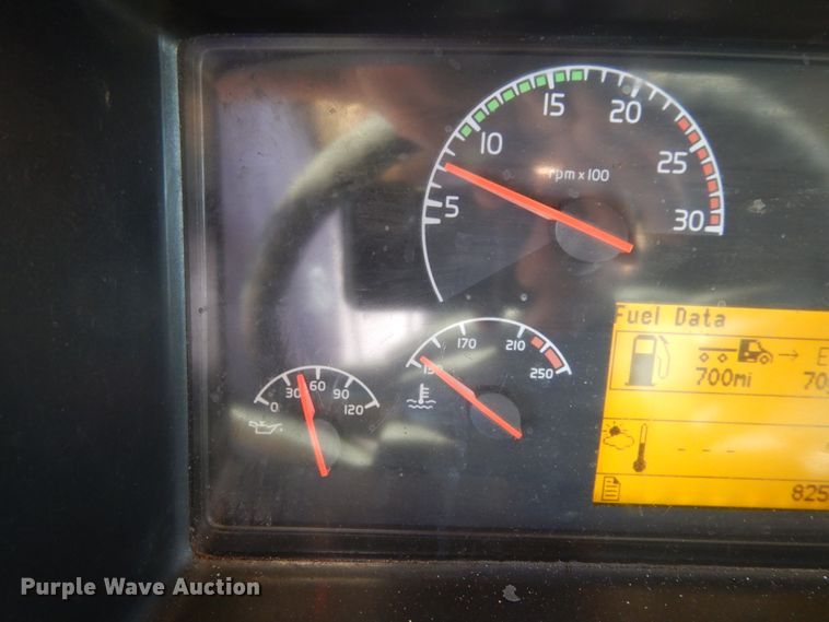 image for item DK0324 2006 Volvo VN Series  semi truck