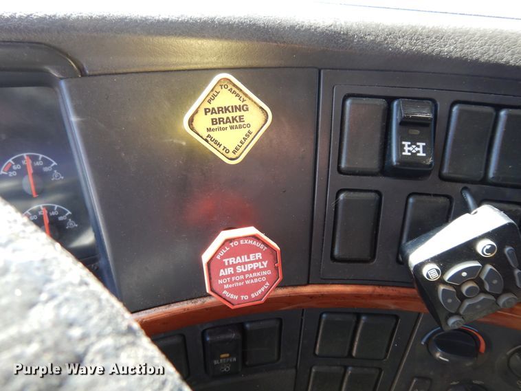 image for item DK0324 2006 Volvo VN Series  semi truck