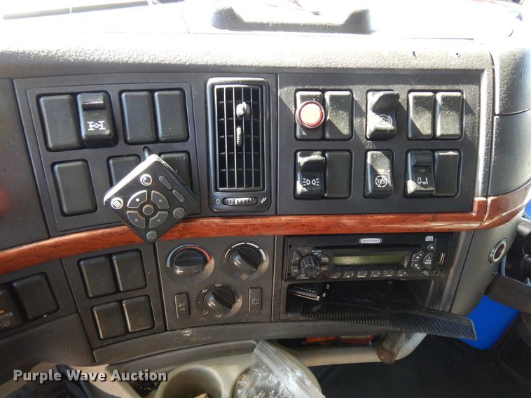 image for item DK0324 2006 Volvo VN Series  semi truck