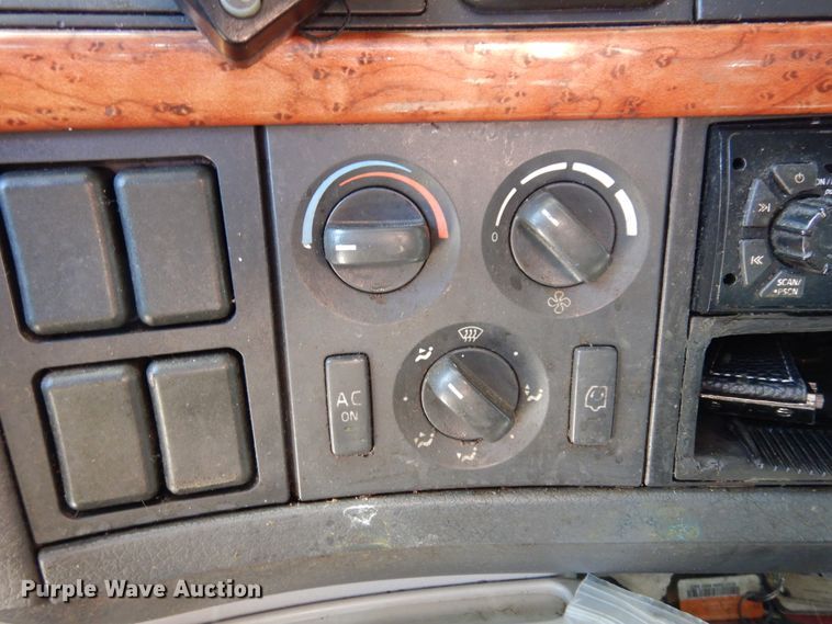 image for item DK0324 2006 Volvo VN Series  semi truck