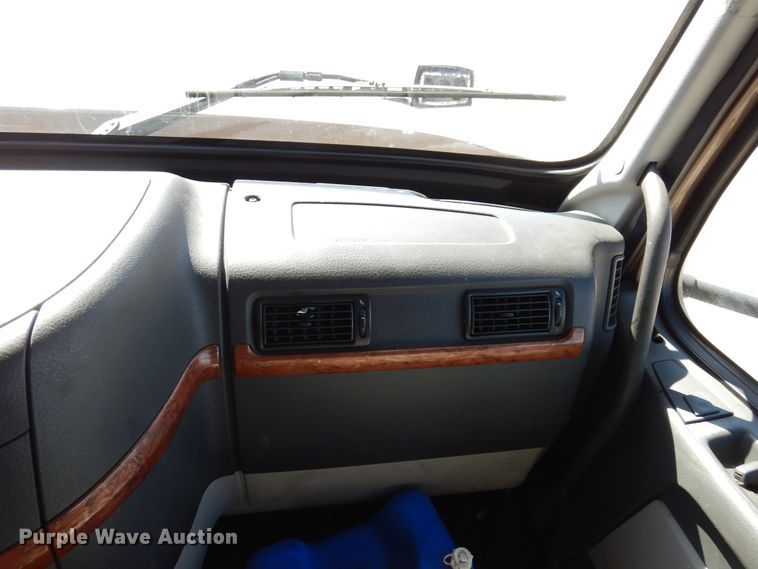 image for item DK0324 2006 Volvo VN Series  semi truck