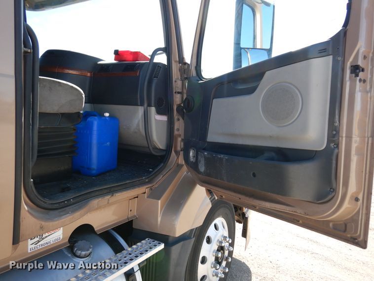 image for item DK0324 2006 Volvo VN Series  semi truck