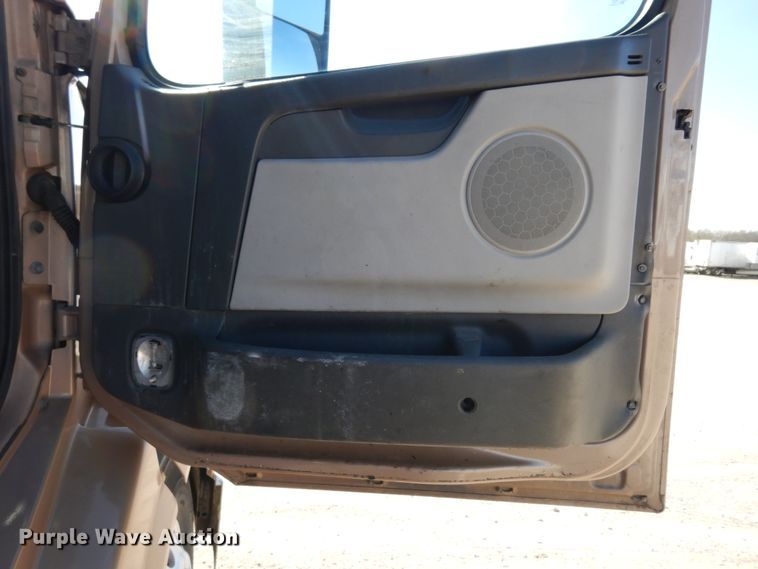 image for item DK0324 2006 Volvo VN Series  semi truck